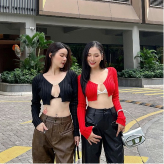 Áo len đen đỏ sắt ngực...