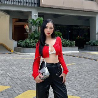 Áo len đen đỏ sắt ngực...