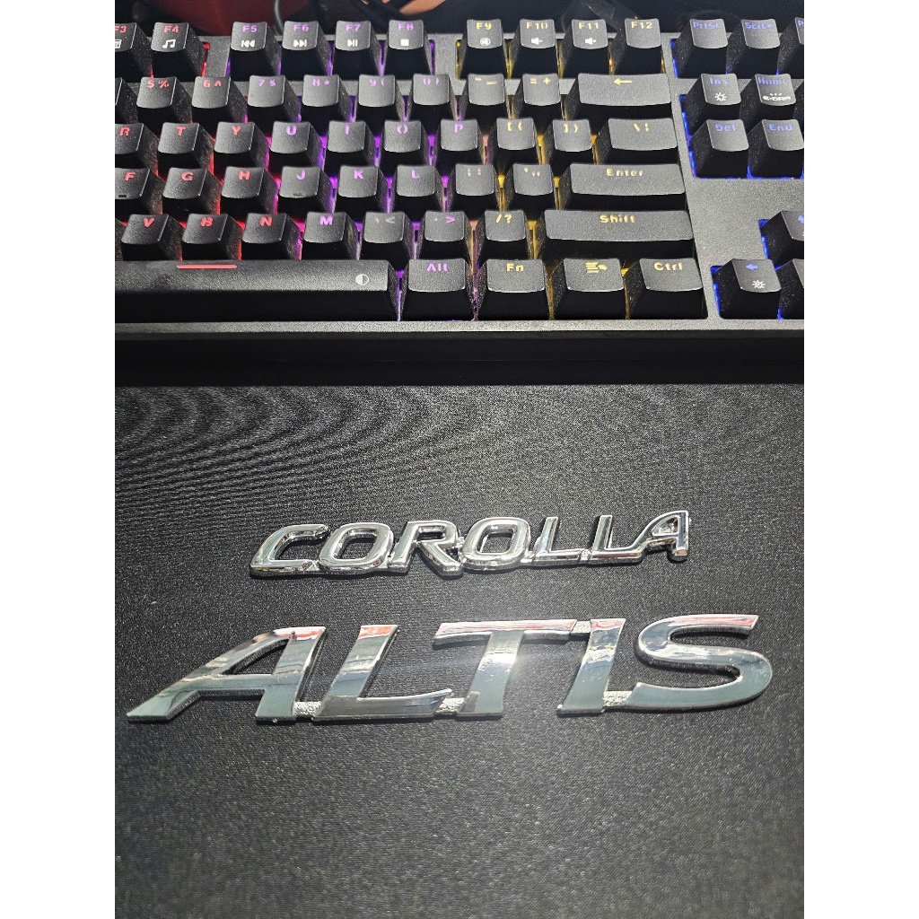 Chữ nổi Altis, Coralla được dán sau xe Toyota Corolla Altis