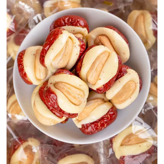  DATE MỚI LOẠI NGON KẸO TÁO ĐỎ KẸP SỮA LẠC ĐÀ NHÂN HẠT ĐIỀU TÂN CƯƠNG CAO CẤP HIỆU CÔ GÁI TÂN CƯƠNG 