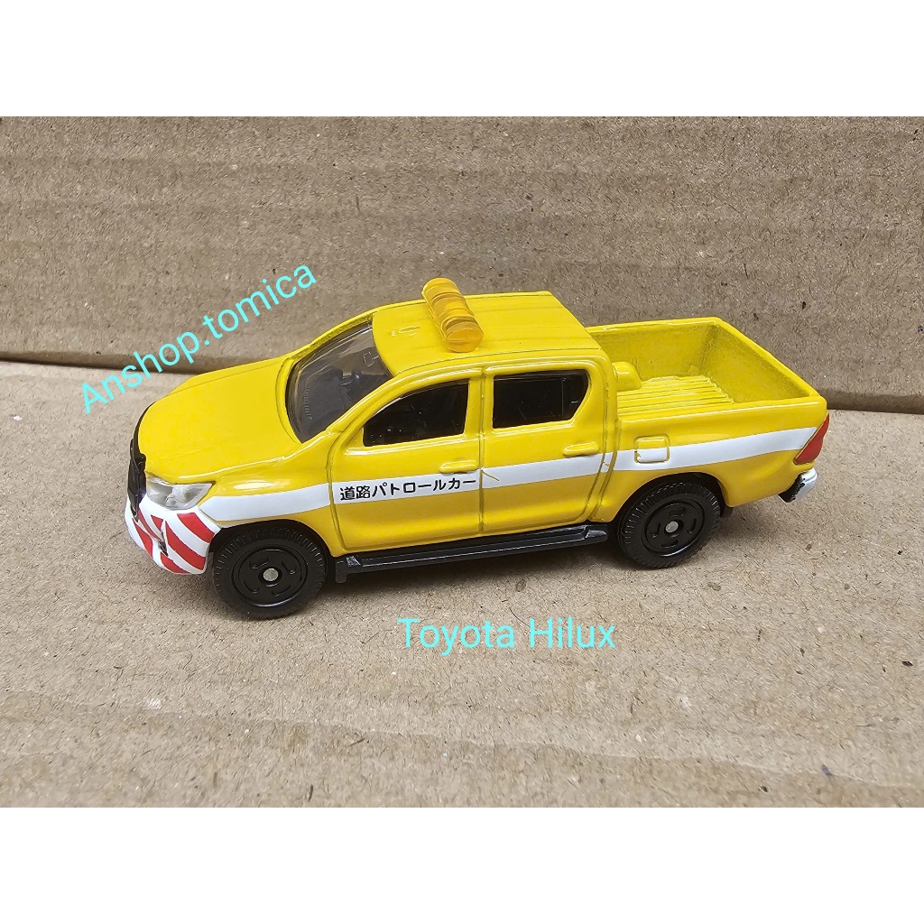 Mô hình xe bán tải Toyota Hilux màu vàng tomica Nhật Bản