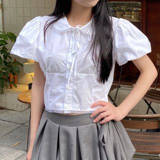 LOLLIE STUDIO - Áo sơ mi trắng cộc tay poplin cổ sen pha ren buộc nơ PATSY TOP - TKA409 thiết kế cao cấp dễ phối đồ