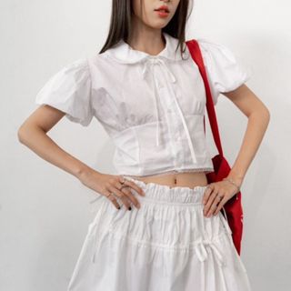 LOLLIE STUDIO - Áo sơ mi trắng cộc tay poplin cổ sen pha ren buộc nơ PATSY TOP - TKA409 thiết kế cao cấp dễ phối đồ