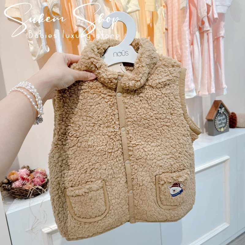 Nous - Áo gile lông nâu túi thêu cho bé