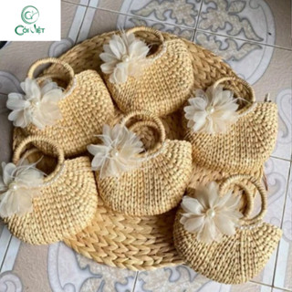 Túi lục bình bán nguyệt Cói Việt cầm tay chụp hình mặc áo dài