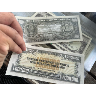 Tờ tiền 1000000$ giấy làm lưu niệm có bảo an