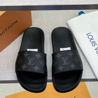 Dép quai ngang nam LV sang trong, đế in chữ chuẩn hãng,quai liền chắc chắn và lịch lãm cho boy Hansome. đủ size 37/43