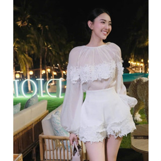 Set đồ nữ sang chảnh tiểu thư áo kiểu cổ tròn thô phối ren tay bồng dài phối quần short đùi đính hoa thiết kế LEVAN