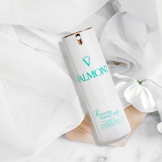 Kem chống nắng Valmont SPF50+