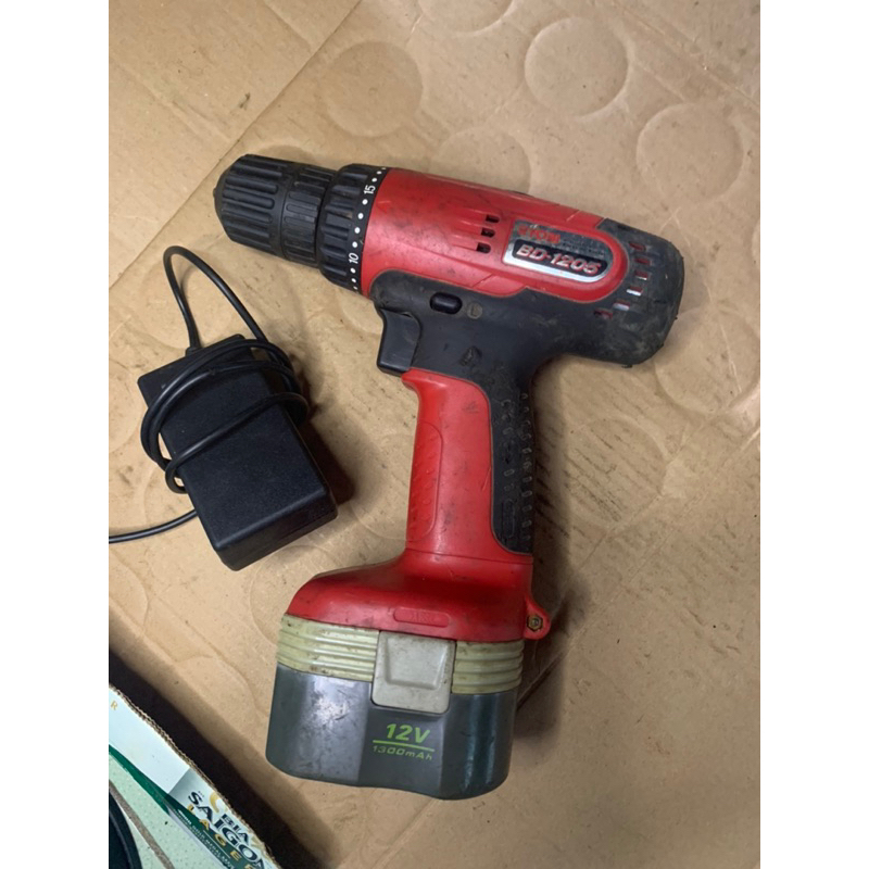 Máy khoan ryobi nhật bãi 12v như hình sp gồm 1 máy 2 pin 1 xạc adater 220v ( bảo hành 6 tháng)