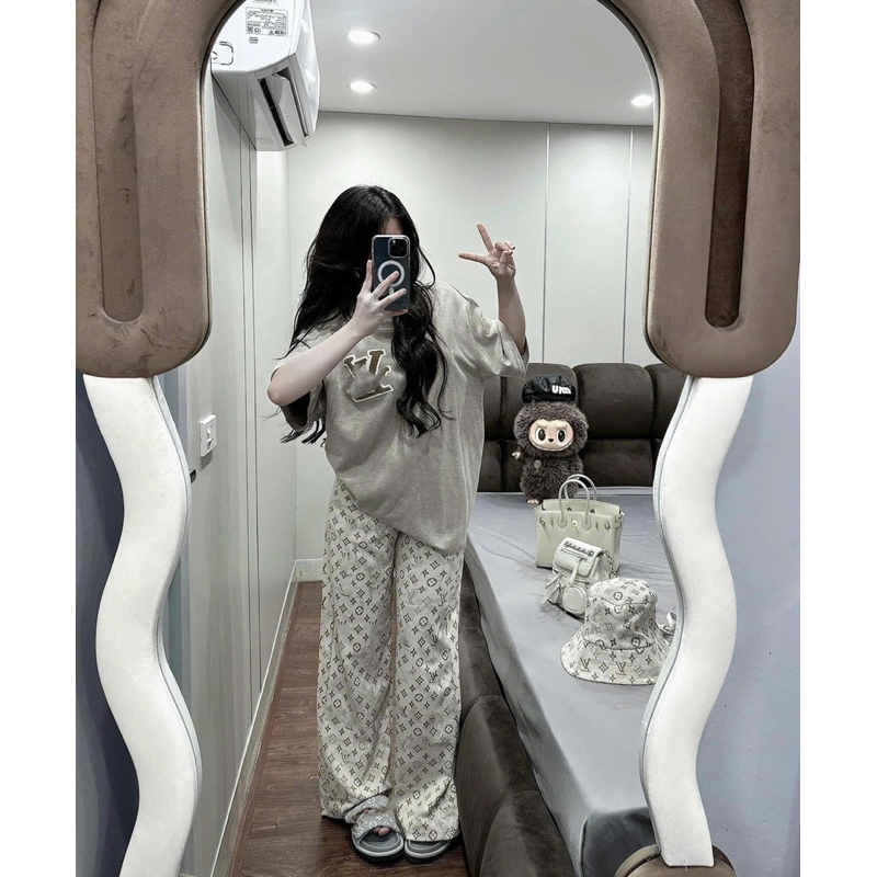 Set Áo Dài Tay Lờ V Màu Nâu Thêu Lông Xịn Xò Tăm Lông Thỏ Mix Quần Dài Hoạ Tiết Chữ | BigBuy360 - bigbuy360.vn