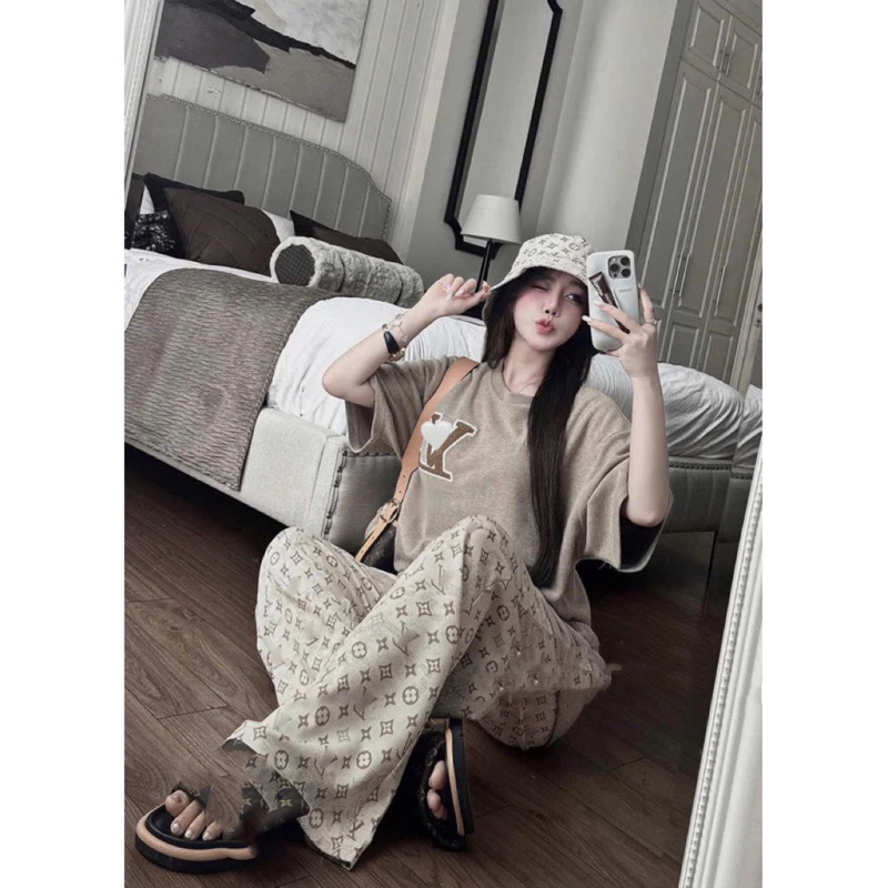 Set Áo Dài Tay Lờ V Màu Nâu Thêu Lông Xịn Xò Tăm Lông Thỏ Mix Quần Dài Hoạ Tiết Chữ | BigBuy360 - bigbuy360.vn