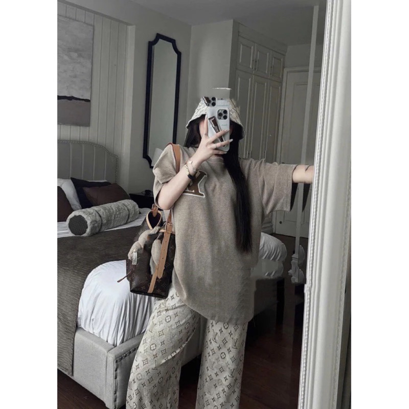 Set Áo Dài Tay Lờ V Màu Nâu Thêu Lông Xịn Xò Tăm Lông Thỏ Mix Quần Dài Hoạ Tiết Chữ | BigBuy360 - bigbuy360.vn