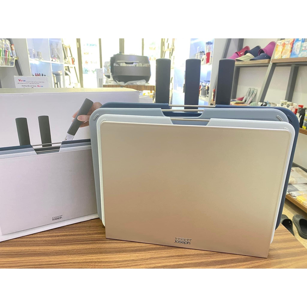 Bộ 3 dao và 3 thớt kèm giá đựng Joseph Joseph 60194