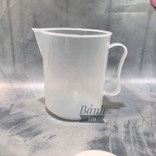 Ca nhựa để đong lường nước