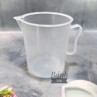 Ca nhựa để đong lường nước