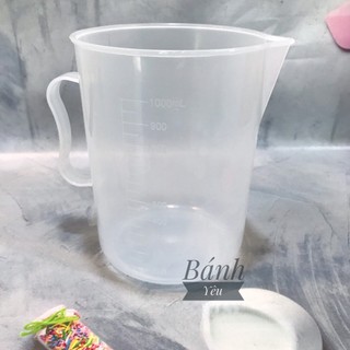 Ca nhựa để đong lường nước
