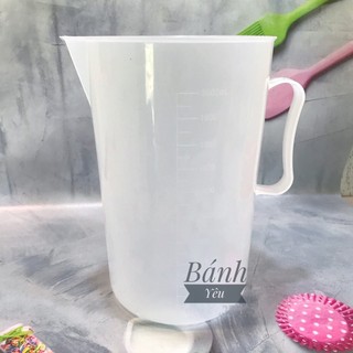 Ca nhựa để đong lường nước