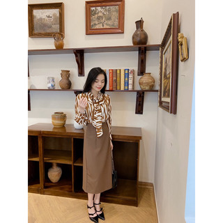 Chân váy A trơn dài xẻ sau