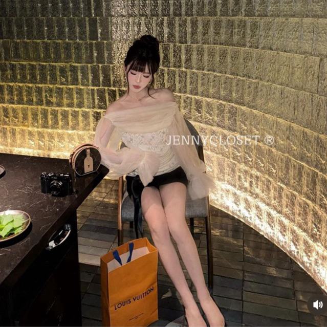 JENNYCLOSET ® Áo trễ vai voan tơ hoa ren cao cấp , Áo nữ dài tay hở vai phối ren hàng L1 (ảnh thật shop chụp) | BigBuy360 - bigbuy360.vn