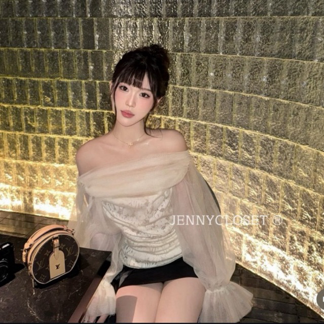 JENNYCLOSET ® Áo trễ vai voan tơ hoa ren cao cấp , Áo nữ dài tay hở vai phối ren hàng L1 (ảnh thật shop chụp) | BigBuy360 - bigbuy360.vn