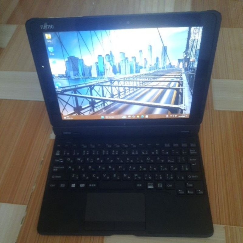 Máy tính bảng Fujitsu arrows tab q508 windows 11 cũ