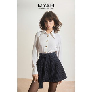 MYAN DESIGN Áo Sơ Mi Trắng Cúc Đồng Phối Chân Váy Ngắn Xanh Than Kẻ Dáng Chữ A Kèm Dây Đai AFW241024 VFY241001