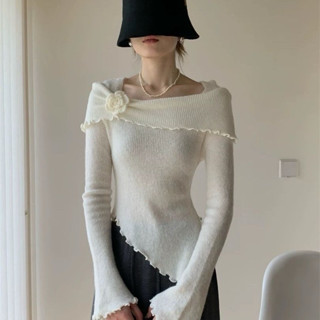  Áo len pha lông cổ trễ vai phối hoa cài 