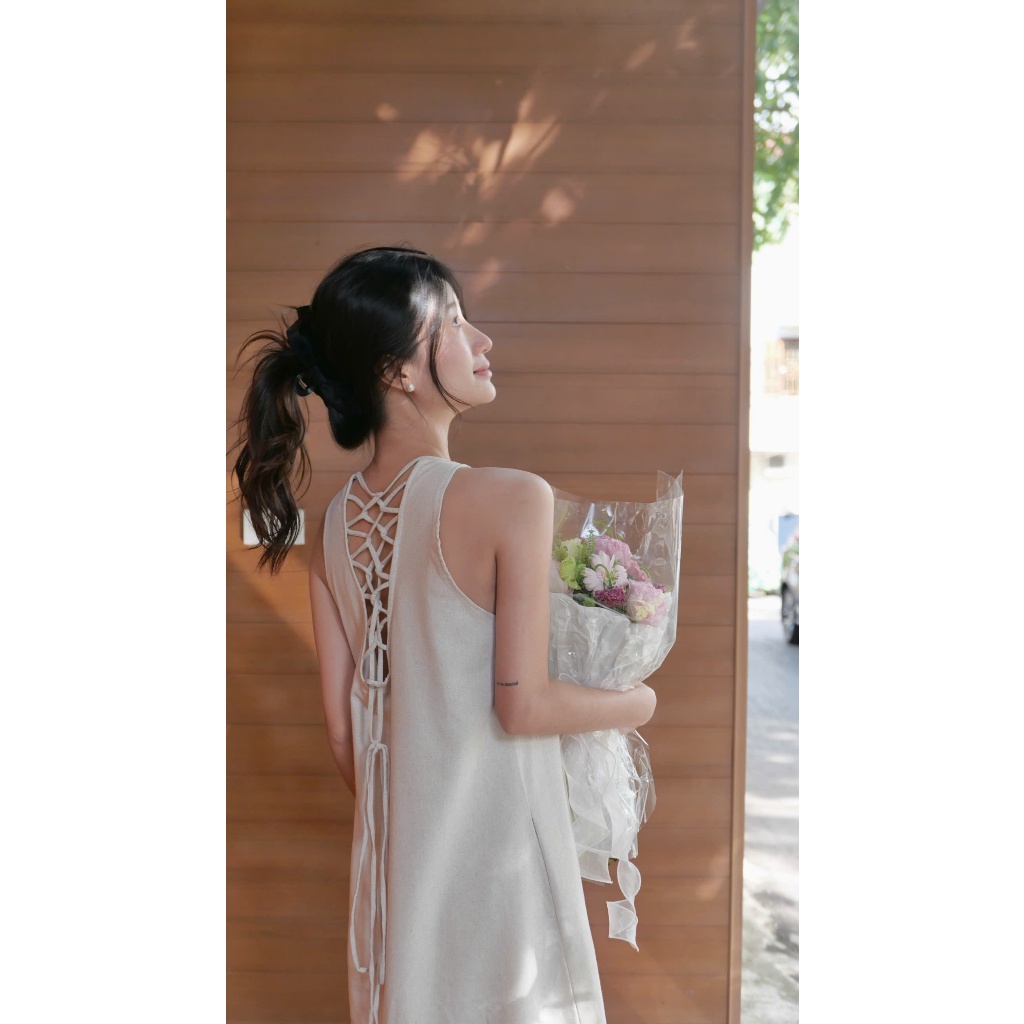 Đầm suôn dáng dài cổ V đan dây sau lưng