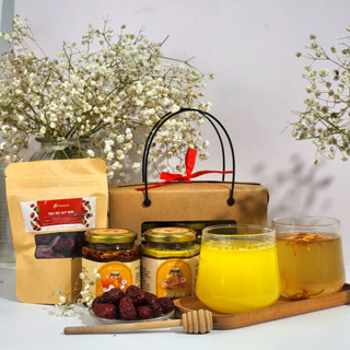 Hộp quà tặng cô giáo, mẹ gồm: Mật ong tinh bột nghệ, mật ong đông trùng kèm táo đỏ hỗ trợ dạ dày, tốt cho sức khỏe