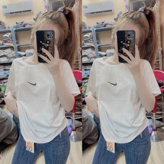 Áo thun trắng phom rộng vừa