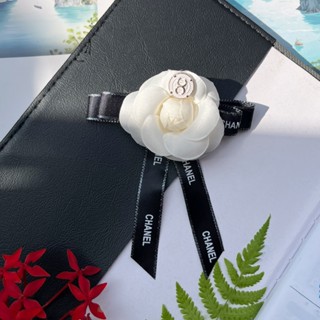 Hoa cài áo bông trà mix ruy băng lụa, ghim cài áo sang trọng