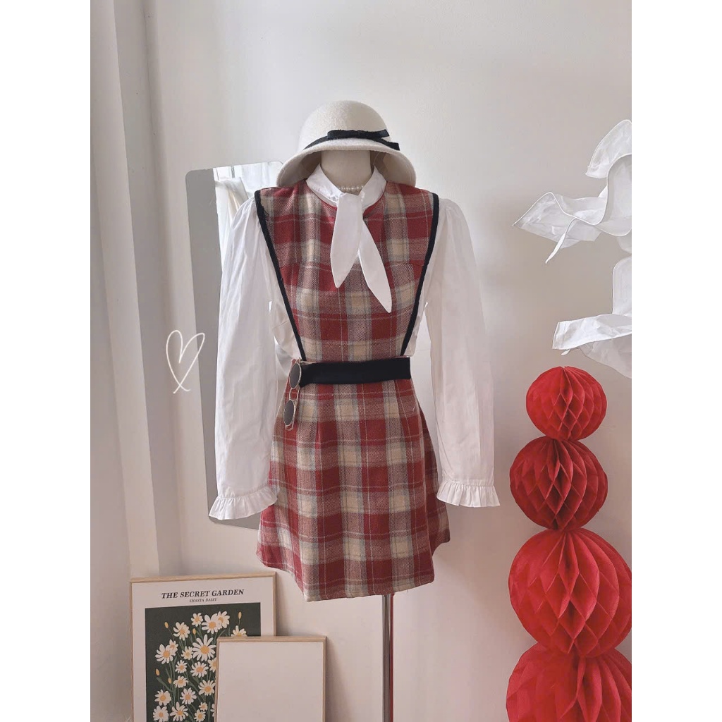 set yếm dạ caro đỏ kèm áo sơ mi trắng tay dài laviecloset