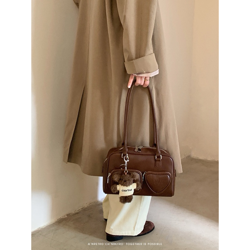 Túi đeo vai chio2nd túi trước trái tim kèm charm size 28cm | BigBuy360 - bigbuy360.vn