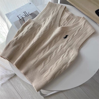  Áo gile len vặn thừng thêu hình ngựa cổ tim. 