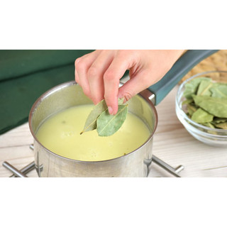 Lá thơm Bay Leaf 50gr - tăng hương vị cho các món Âu như pizza, mỳ ý