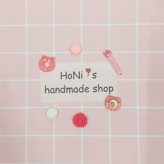 Set Charm hoạt hình gấu dâu nhiều mẫu trang trí Cham Bỏ Túi Mù
