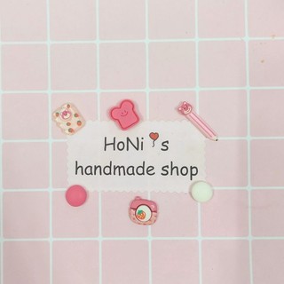 Set Charm hoạt hình gấu dâu nhiều mẫu trang trí Cham Bỏ Túi Mù