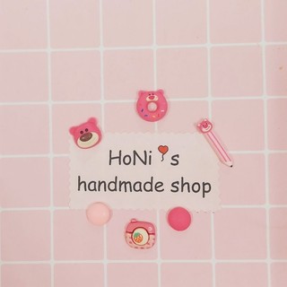 Set Charm hoạt hình gấu dâu nhiều mẫu trang trí Cham Bỏ Túi Mù