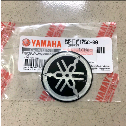 Logo YAMAHA dán bửng Exciter 135 - 150 zin chính hãng / Logo YAMAHA đường kính 4cm