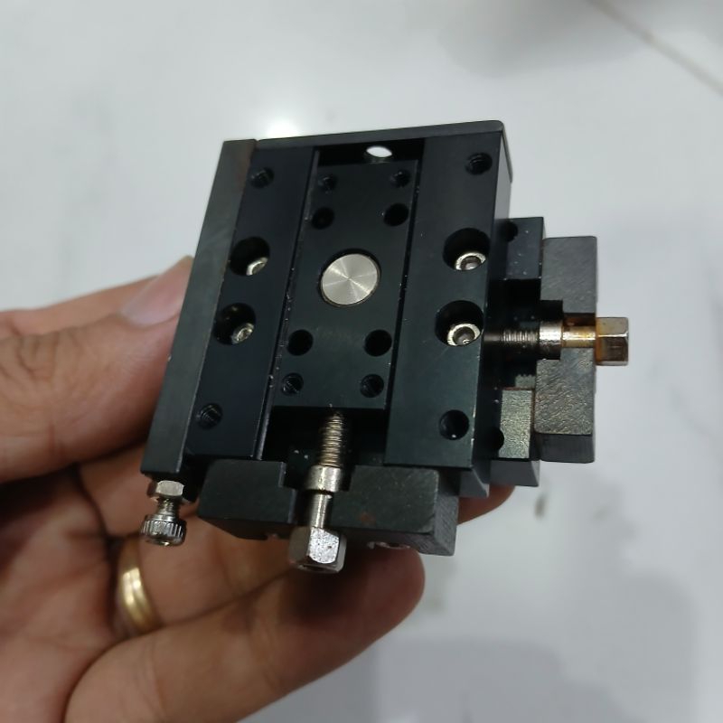 bộ tinh chỉnh XY mang cá nhôm hành trình 10mm mỗi trục  có khóa