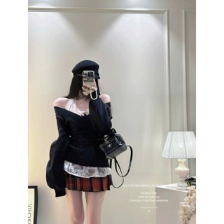 SET ÁO TAY DÀI ĐEN CỔ V + ÁO YẾM REN TRẮNG ĐÍNH NƠ ĐEN + CHÂN VÁY CARO ĐỎ XẾP LY (TH)