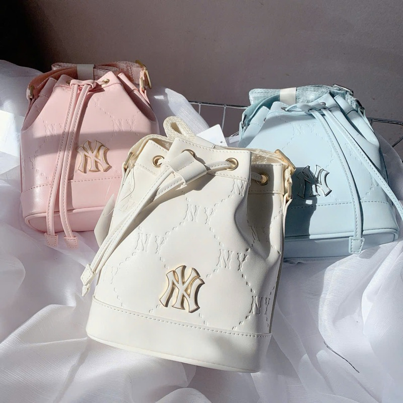 CHÍNH HÃNG - MLB Dia Monogram Bucket Bag New York Yankees Cream/Blue/Pink - Túi đeo chéo màu kem/xan