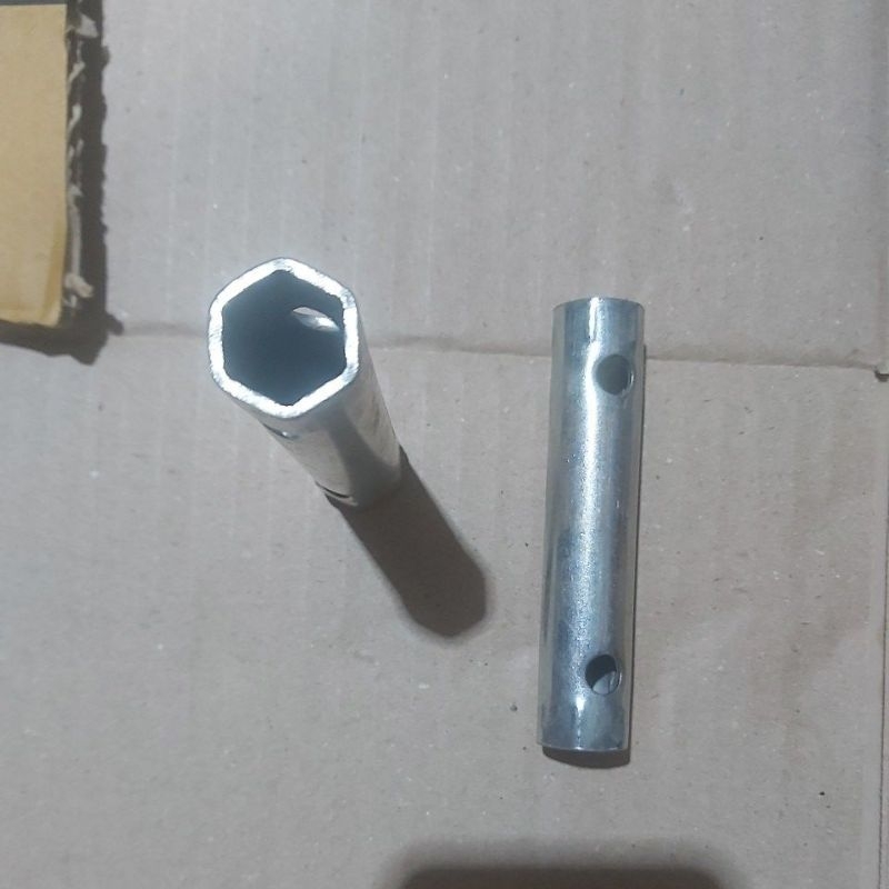 1 đầu típ mở bugi xe máy