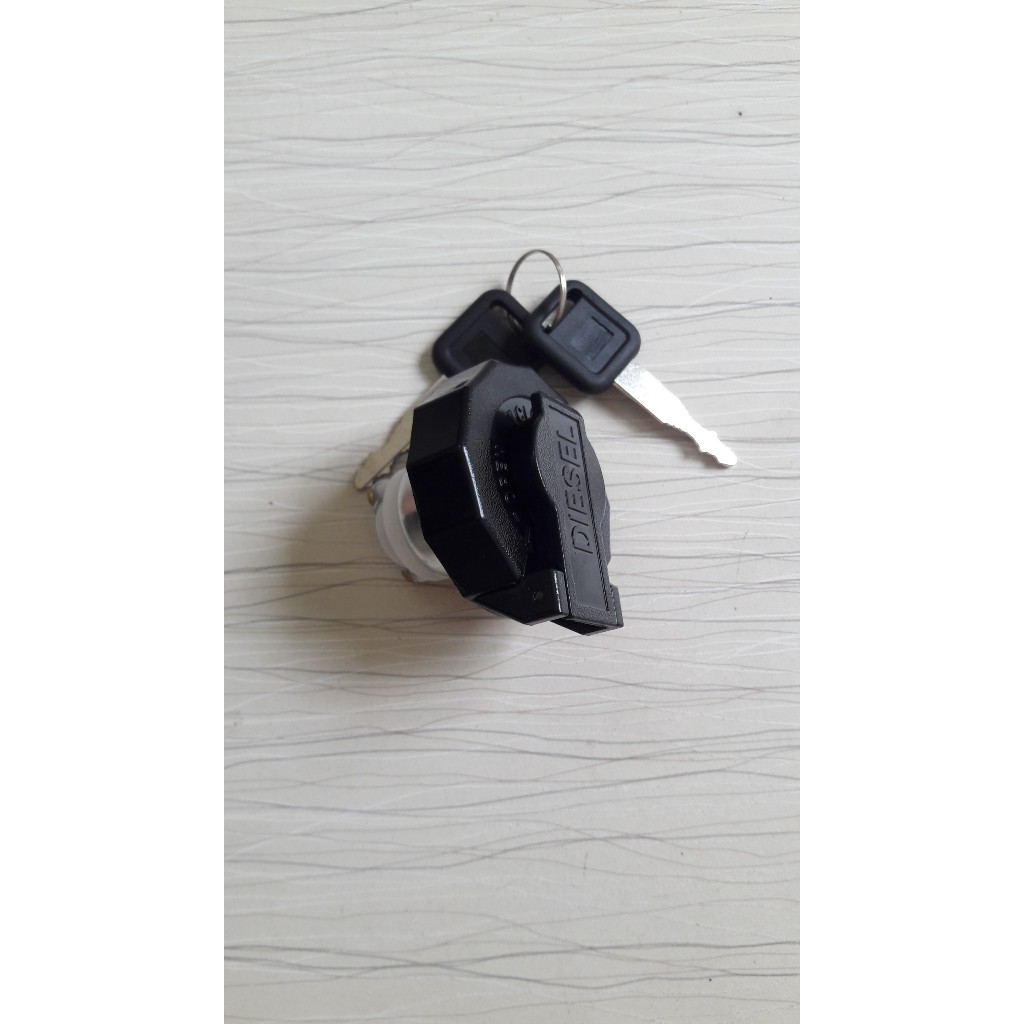 Nắp bình dầu, nắp khóa thùng nhiên liệu Isuzu QKR 91 PS, QKR  230, QKR270, NHR, NKR ( Nắp sắt)