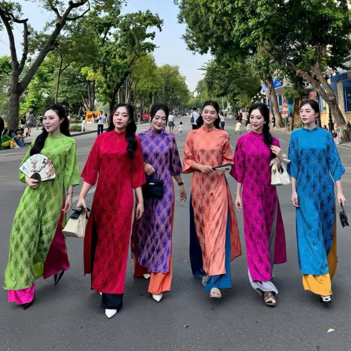 Áo dài bán sỉ dáng xuông gấm thọ dơi, áo dài nữ mặc chụp ảnh đẹp nhất