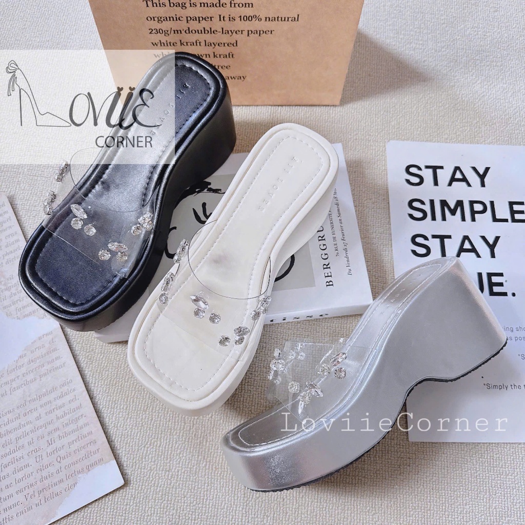 LOVIIECORNER DÉP XUỒNG - DÉP THỜI TRANG QUAI NGANG MICA TRONG GẮN ĐÁ HIỆN ĐẠI - MŨI VUÔNG ĐẾ XUỒNG CAO 9 PHÂN - D240873