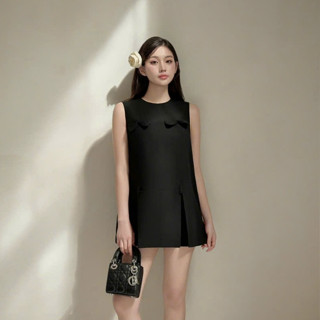 [COLIN CLOTHING] Đầm ngắn nữ dáng suông sát nách tà ly phối nắp túi nơ