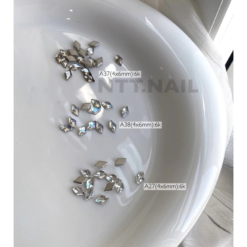 Đá khối thoi chân bằng size 4x6mm các màu