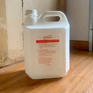   Pha được 70 lít tuyết  Can Dung Dịch Tạo Tuyết Đặc Tỉ Lệ 1:13 - can 5 lít - dùng cho máy phun tuyết nhân tạo 